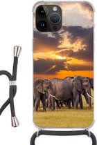 Geschikt voorApple Iphone 14 Pro Max - Crossbody Case - Olifant - Dieren - Gras - Zonsondergang - Natuur - Siliconen - Crossbody - Backcover met Koord - Telefoonhoesje met koord - Hoesje met touw