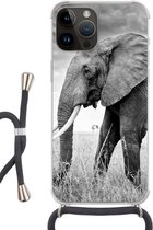 Geschikt voorApple Iphone 14 Pro Max - Crossbody Case - Olifant - Gras - Dieren - Zwart wit - Siliconen - Crossbody - Backcover met Koord - Telefoonhoesje met koord - Hoesje met touw