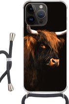 Geschikt voorApple Iphone 14 Pro - Crossbody Case - Schotse hooglander - Vacht - Koe - Siliconen - Crossbody - Backcover met Koord - Telefoonhoesje met koord - Hoesje met touw