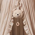 Muziekhanger teddybeer in naturelkleur hangt in een crèmekleurige hemel met ruches.
