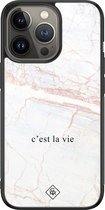 Casimoda® hoesje - Geschikt voor iPhone 13 Pro - C'est La Vie - Luxe Hard Case Zwart - Backcover telefoonhoesje - Bruin/beige
