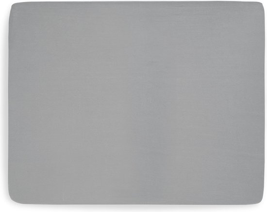Gevouwen lichtgrijs jersey hoeslaken, plat gelegd.