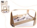 Houten speelgoed werkbank met gereedschap en schroeven.