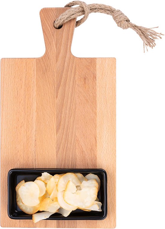 Planche de service en bois avec manche et corde, avec un bol noir rempli de chips.