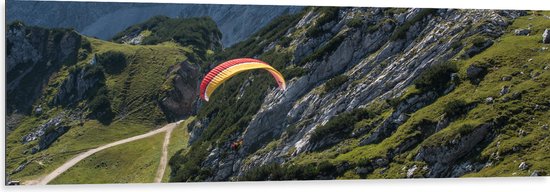 WallClassics - Dibond - Paraglidend door de Bergen en Natuur - 150x50 cm Foto op Aluminium (Wanddecoratie van metaal)