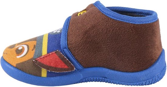Bruine pantoffel met blauwe zool. Voorzien van Paw Patrol Chase print.