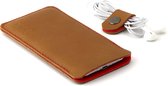 Coque iPhone 14 en cuir JACCET - Cuir couleur Cognac avec feutre de laine rouge - Fabriqué à la main aux Nederland