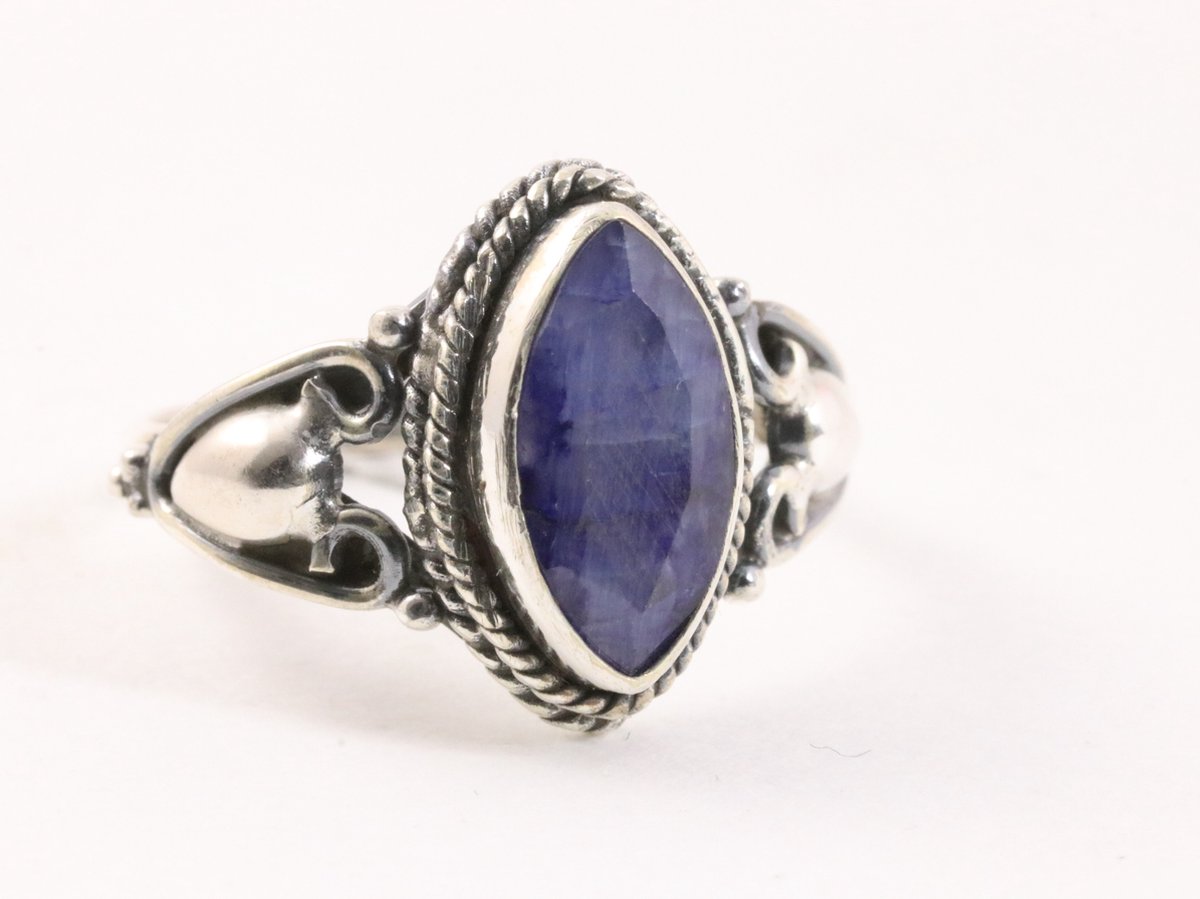 Fijne bewerkte zilveren ring met blauwe saffier - maat 19