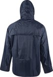 Donkerblauwe regenjas met capuchon, van achteren gezien.