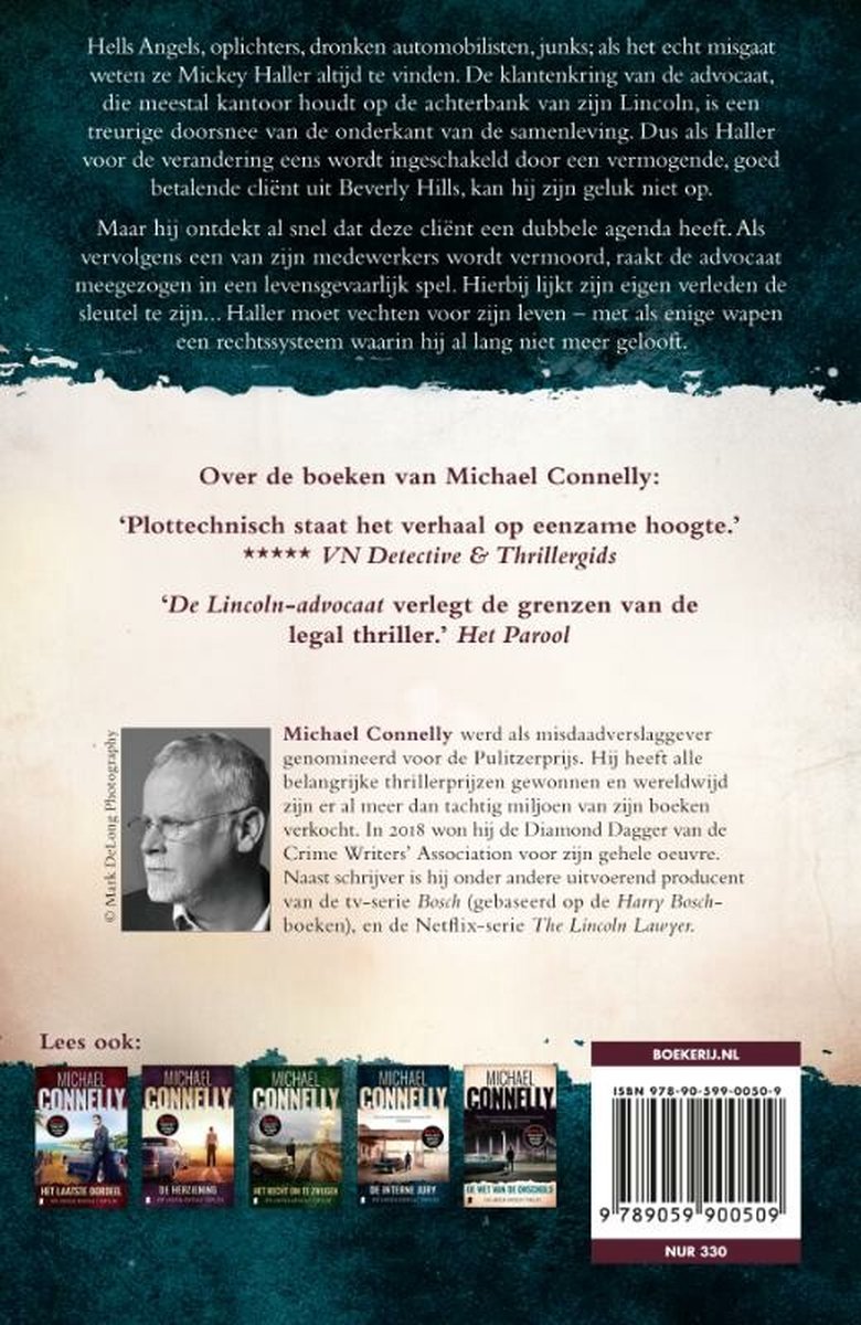 Dos du livre 'De Lincoln-advocaat' avec texte sur l'intrigue, critiques, informations sur l'auteur et autres livres de Michael Connelly.