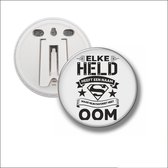 Button Met Clip 58 MM - Elke Held Heeft Een Naam - Oom