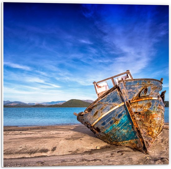 WallClassics - PVC Schuimplaat - Scheepswrak gestrand op Strand - 50x50 cm Foto op PVC Schuimplaat (Met Ophangsysteem)