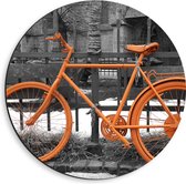 WallClassics - Dibond Muurcirkel - Oranje Fiets tegen Zwart Witte Achtergrond - 40x40 cm Foto op Aluminium Muurcirkel (met ophangsysteem)
