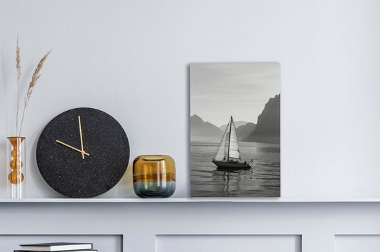 Tableau sur toile Voilier sur les eaux calmes du lac des Quatre-Cantons en Suisse - noir et blanc - 20x30 cm - Décoration murale