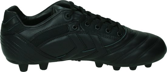 Zwarte hummel voetbalschoen met veters en Hummel-logo op de zijkant.