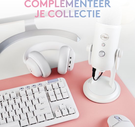 Witte Blue Yeti microfoon, toetsenbord, muis en koptelefoon op een roze muismat. Tekst: COMPLEMENTEER JE COLLECTIE.