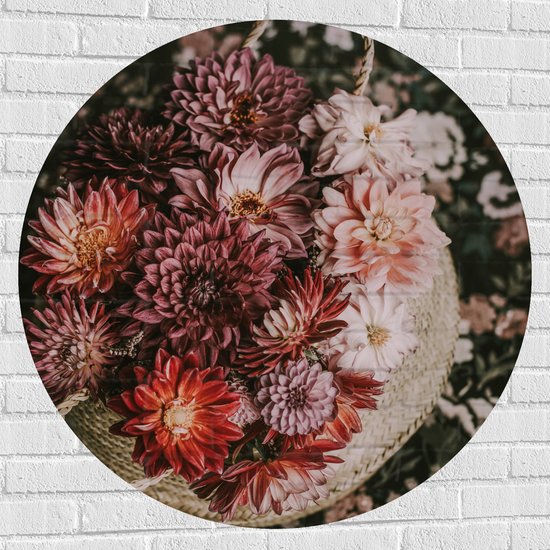 WallClassics - Muursticker Cirkel - Compositie van Rood/Roze Bloemen in Mand - 100x100 cm Foto op Muursticker