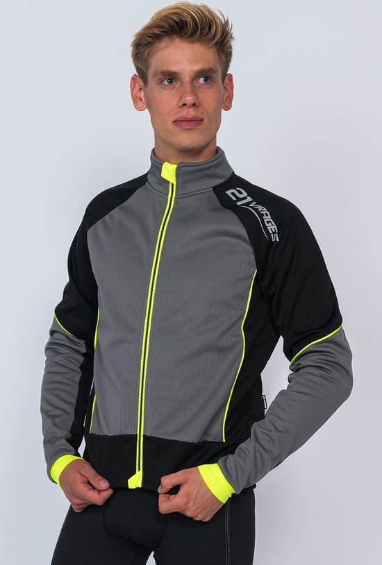 Man draagt een zwart fietsjack met grijze panelen, fluo-gele accenten en een opstaande kraag. '21 VIRAGES' op de schouder.
