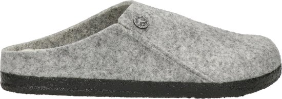 Grijze vilten Birkenstock pantoffel met witte voering, zwarte zool en knoopdetail.