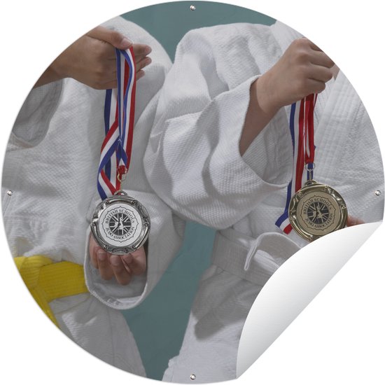 Tuincirkel Twee judoka's houden de gouden en zilveren medaille vast - 120x120 cm - Ronde Tuinposter - Buiten XXL / Groot formaat!