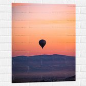 Muursticker - Heteluchtballon boven Berg tijdens Zonsondergang in Turkije - 60x80 cm Foto op Muursticker