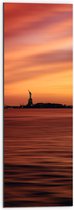 WallClassics - Dibond - Vrijheidsbeeld in New York van Ver met Zonsondergang - 30x90 cm Foto op Aluminium (Wanddecoratie van metaal)
