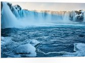 WallClassics - PVC Schuimplaat - Goðafoss Watervallen in IJsland - 75x50 cm Foto op PVC Schuimplaat (Met Ophangsysteem)