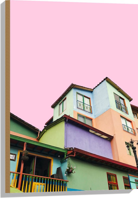 WallClassics - Hout - Gekleurde Huizen met Roze achtergrond - 50x75 cm - 9 mm dik - Foto op Hout (Met Ophangsysteem)