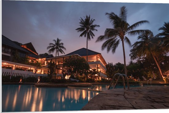 WallClassics - PVC Schuimplaat- Hotel met Zwembad in Indonesië - 90x60 cm Foto op PVC Schuimplaat