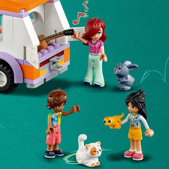 Vier LEGO Friends poppetjes met een gitaar, kat, konijn, puppy en salamander bij een oranje speelgoedauto.