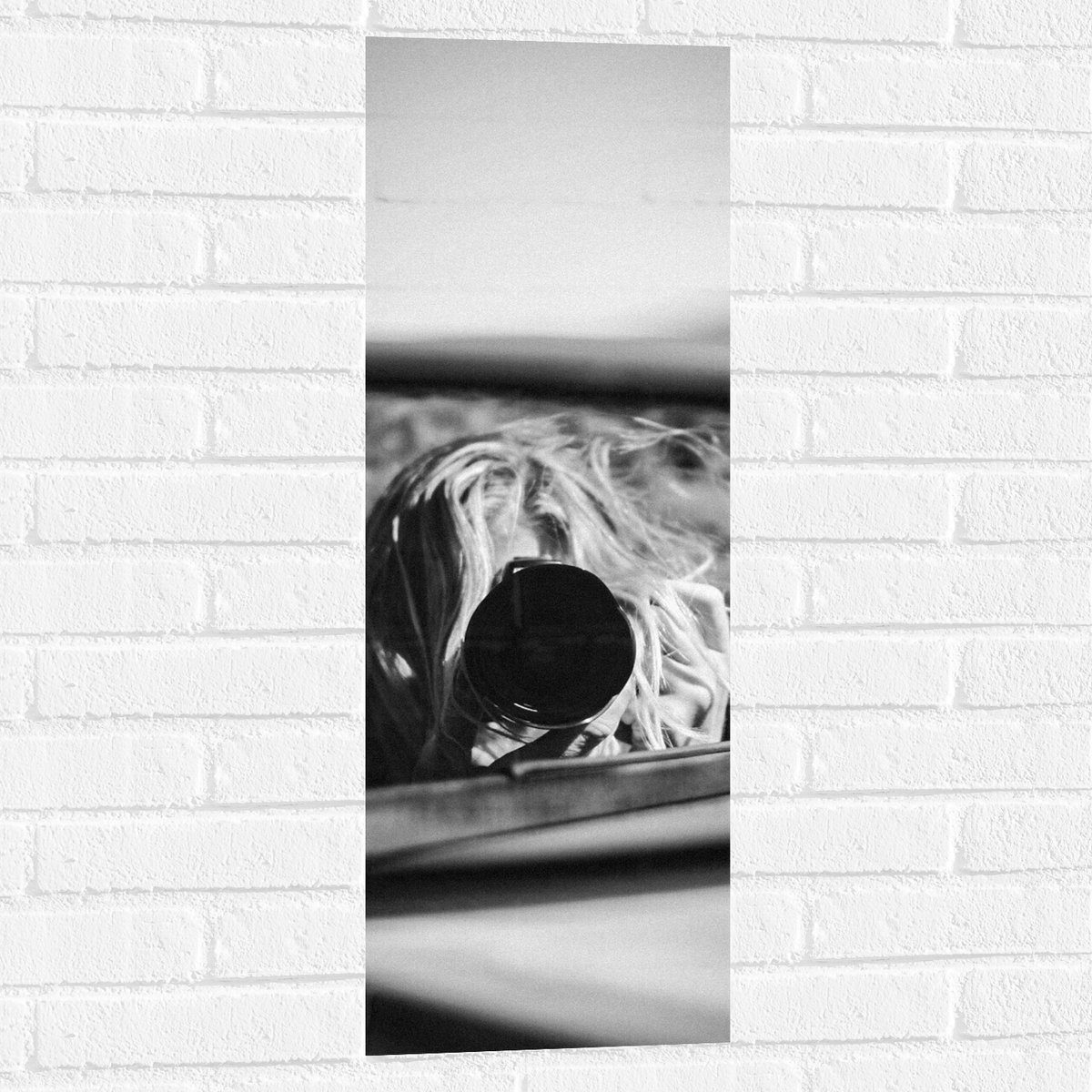 Muursticker - Fotograaf in Autospiegel (zwart-wit) - 30x90 cm Foto op Muursticker