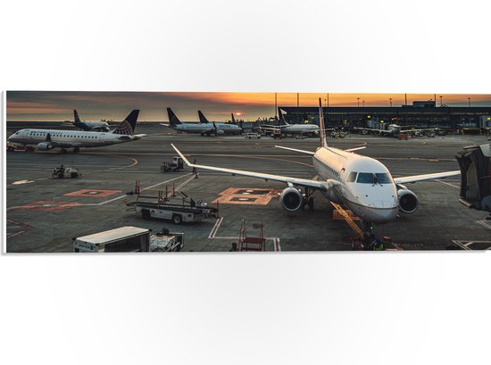 WallClassics - PVC Schuimplaat - Meerdere Vliegtuigen geparkeerd op Vliegbasis - 60x20 cm Foto op PVC Schuimplaat (Met Ophangsysteem)