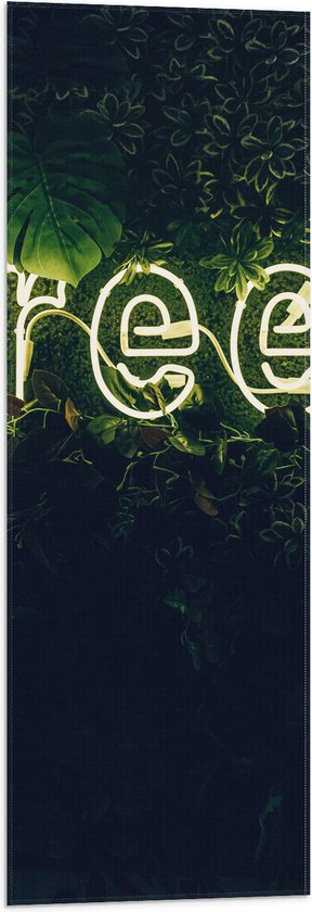 Vlag - ''GREEN'' Neon Letters tussen Struiken - 30x90 cm Foto op Polyester Vlag