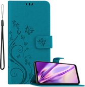 Cadorabo Hoesje geschikt voor Samsung Galaxy A12 / M12 in BLOEMEN BLAUW - Beschermhoes in bloemmotief met magnetische sluiting, standfunctie en kaartsleuven Book Case Cover Etui