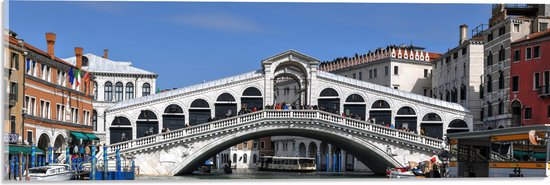 Acrylglas - Blauwe Lucht boven Rialto Brug in Venetië, Italië - 60x20 cm Foto op Acrylglas (Met Ophangsysteem)