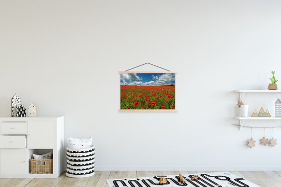 Posterhanger incl. Poster 60x40 cm - Schoolplaat - Spierwitte wolken boven een klaprozenveld - Textielposter - Blanke latten