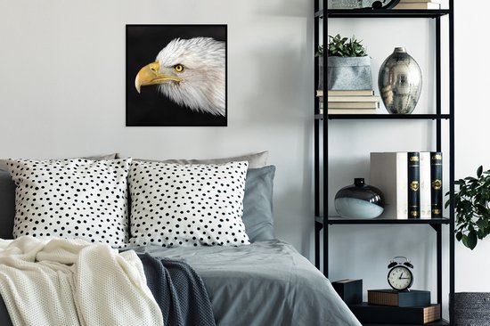 Photo en cadre - Gros plan d'un aigle sur fond noir Cadre photo noir sans passe-partout 40x40 cm - Affiche sous cadre (Décoration murale salon / chambre)