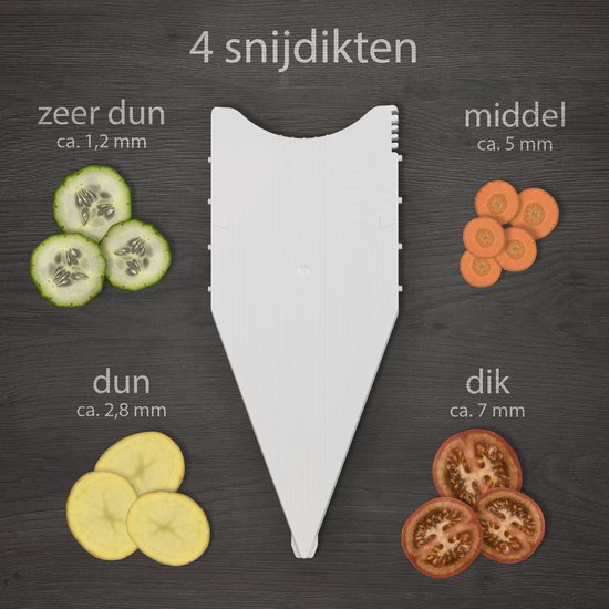Witte Börner mandoline met vier messijven die plakjes komkommer (dun), aardappel (dun), wortel (middel) en tomaat (dik) laten zien.