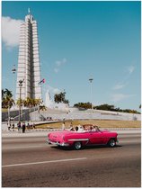 WallClassics - Poster Glanzend – Roze Auto bij Gebouw in Cuba - 30x40 cm Foto op Posterpapier met Glanzende Afwerking