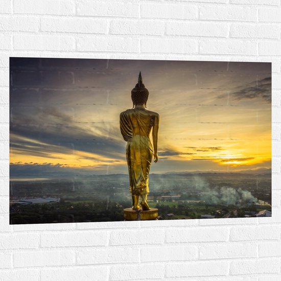 Muursticker - Gouden Buddha op Standaard met Uitzicht op Landschap - 105x70 cm Foto op Muursticker