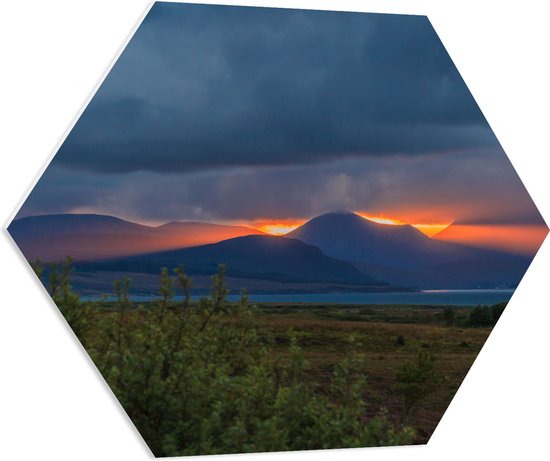PVC Schuimplaat Hexagon - Verdwijnende Zon achter de Bergen in landschap - 80x69.6 cm Foto op Hexagon (Met Ophangsysteem)