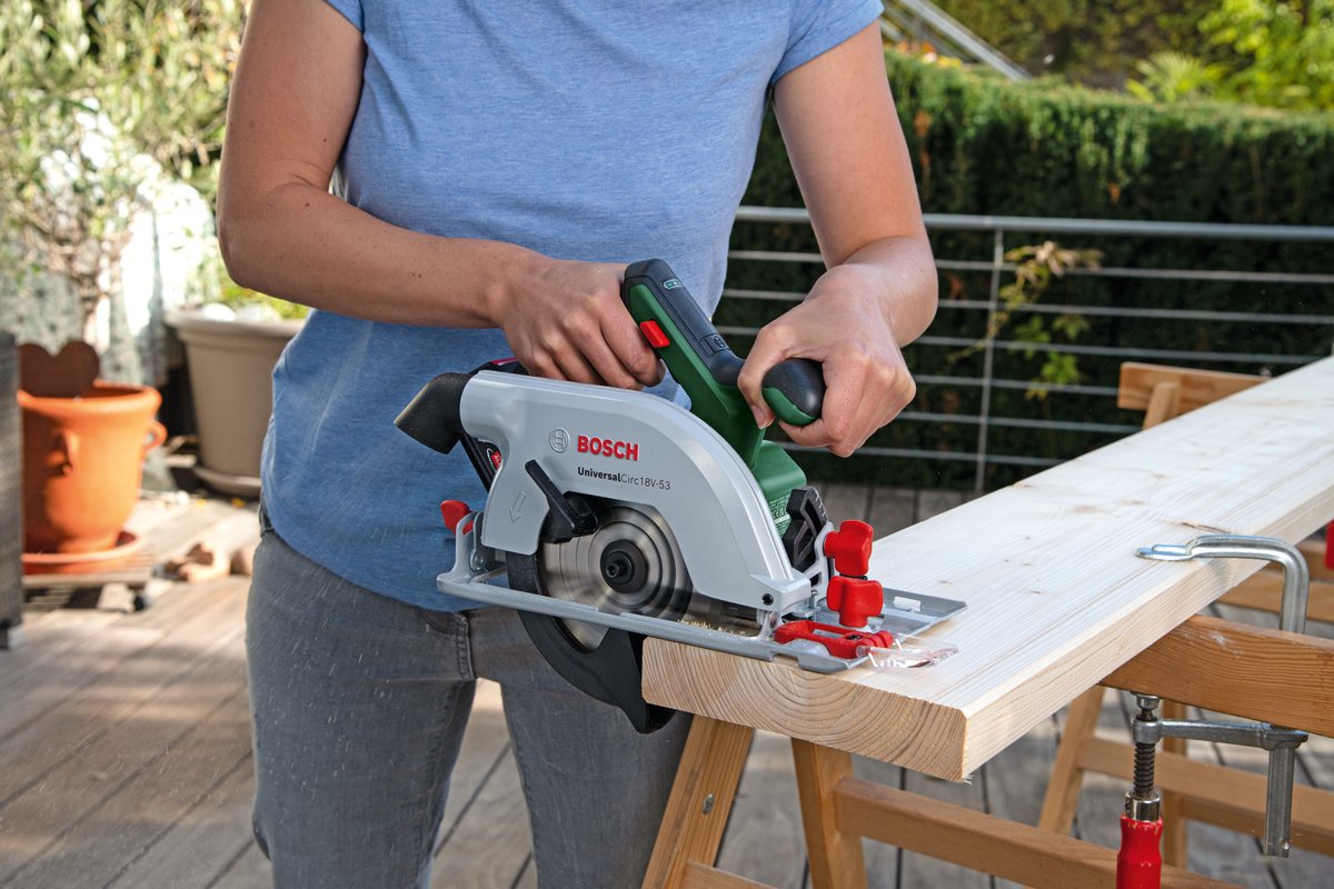Bosch Accu-NanoBlade-zaag UniversalCut 18V-65 (snel vrij snijden in hout, houtmaterialen en plastic; max. zaagdiepte 65 mm; 18 volt-systeem; 1x 2,5 Ah accu en oplader
