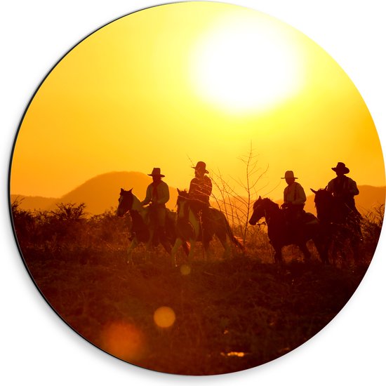 Dibond Muurcirkel - Groepje Cowboys op Paarden Rijdend door Landschap bij de Ondergaande Zon - 30x30 cm Foto op Aluminium Muurcirkel (met ophangsysteem)