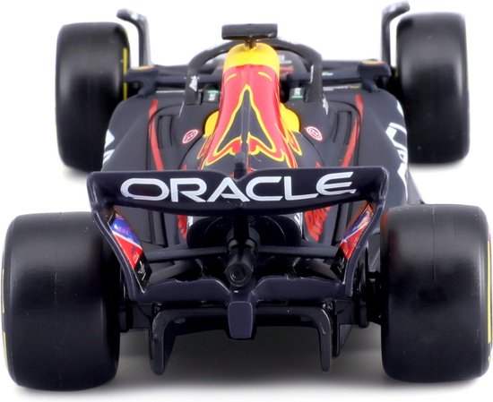 Zicht op de achterkant van een zwarte Formule 1 auto RB18 met 'ORACLE' op de vleugel.