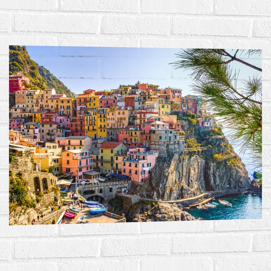 WallClassics - Muursticker - Gekleurde Huizen op de Berg - Italië - 80x60 cm Foto op Muursticker