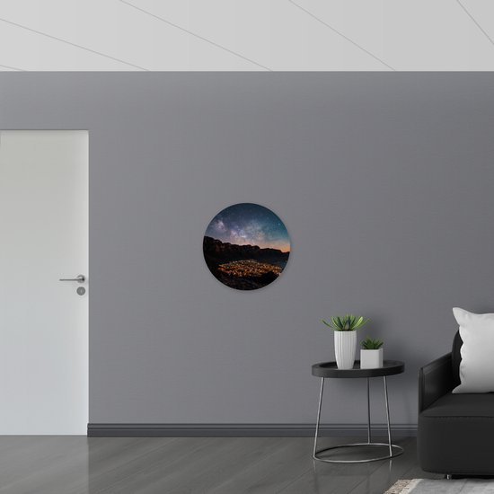 WallClassics - Dibond Wall Circle - Ville illuminée sous les étoiles - 60x60 cm Photo sur Aluminium Wall Circle (avec système d'accrochage)