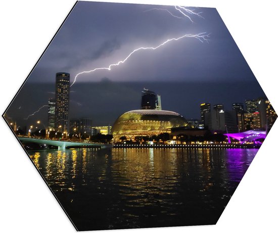 WallClassics - Dibond Hexagon - Bliksem bij het Theater Esplanade - Singapore - 80x69.6 cm Foto op Hexagon (Met Ophangsysteem)