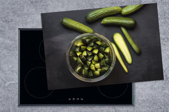 KitchenYeah® Inductie beschermer 77x51 cm - Verse minikomkommers in kwarten en stukjes gesneden - Kookplaataccessoires - Afdekplaat voor kookplaat - Inductiebeschermer - Inductiemat - Inductieplaat mat