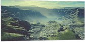 Vlag - Moerassig Landschap met Bergen vol Mist - 100x50 cm Foto op Polyester Vlag