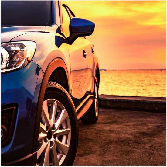 Poster (Mat) - Luxe Blauw Gekleurde Geparkeerde Auto tijdens Zonsondergang - 50x50 cm Foto op Posterpapier met een Matte look